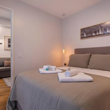 Upscale & Modern 2bdr Apartment *
