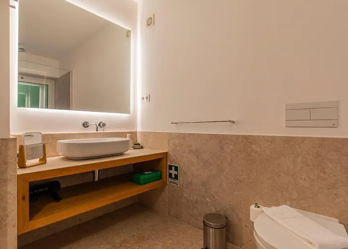 Upscale & Modern 2bdr *